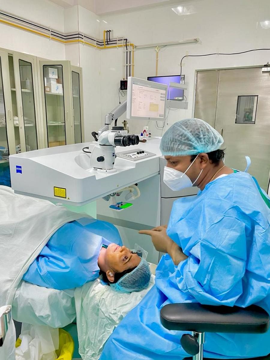 A doctor at Minto carries out eye surgery using an advanced refractive laser eye surgery suite.
