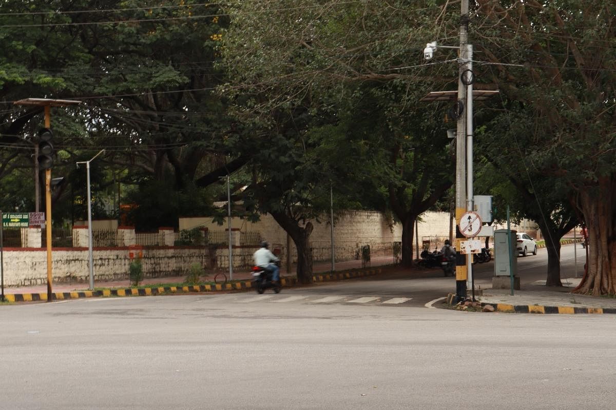 A motorist violate no entry rule. The image on the board has mostly faded away. Credit: DH Photo