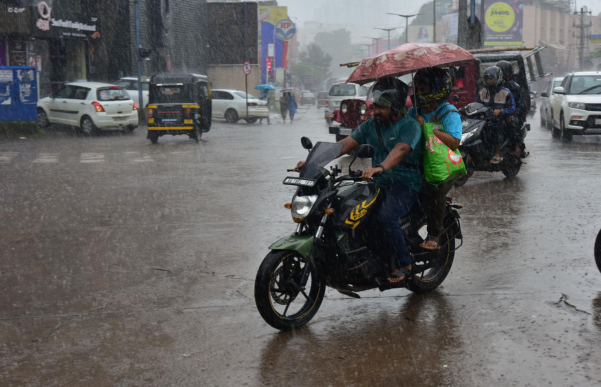 Rains lashed Mangaluru on Saturday. Credit: DH Photo