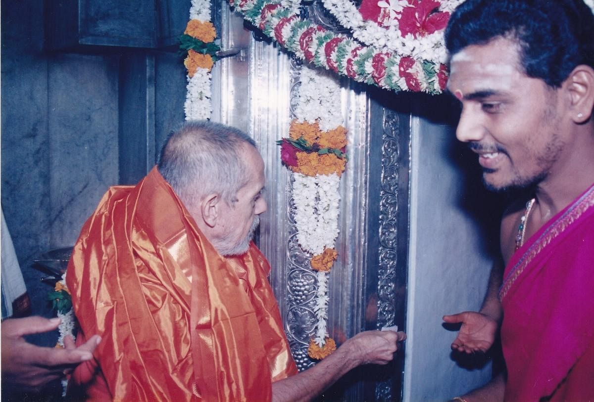 N Shashishekara Dixith with the late seer of Pejawar Mutt Vishwesha Tirtha Swami at Sri Chamundeshwari Devi temple, in Mysuru.