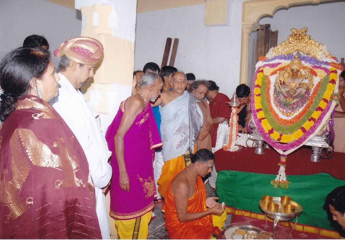 Priest N Shashishekara Dixith, with father Nagendra Dixith, offers puja at Sri Chamundeshwari Devi temple on behalf of the late scion of the erstwhile royal family Srikantadatta Narasimharaja Wadiyar and Pramoda Devi Wadiyar.