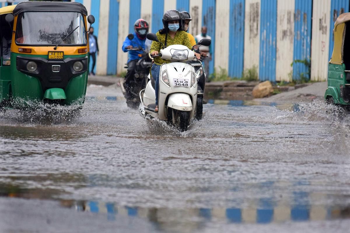 A waterlogged Sampige Road near Mantri Square Mall in Malleswaram, Bengaluru, on Wednesday. DH PHOTO/PUSHKAR V