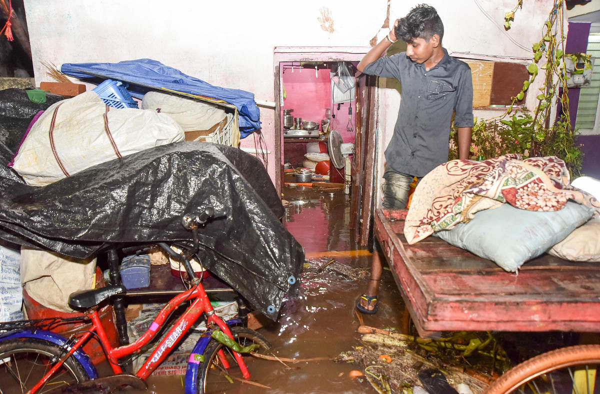 Rainwater gushes inside houses off MG Road at Madhuvana Layout. DH Photo/B R Savitha