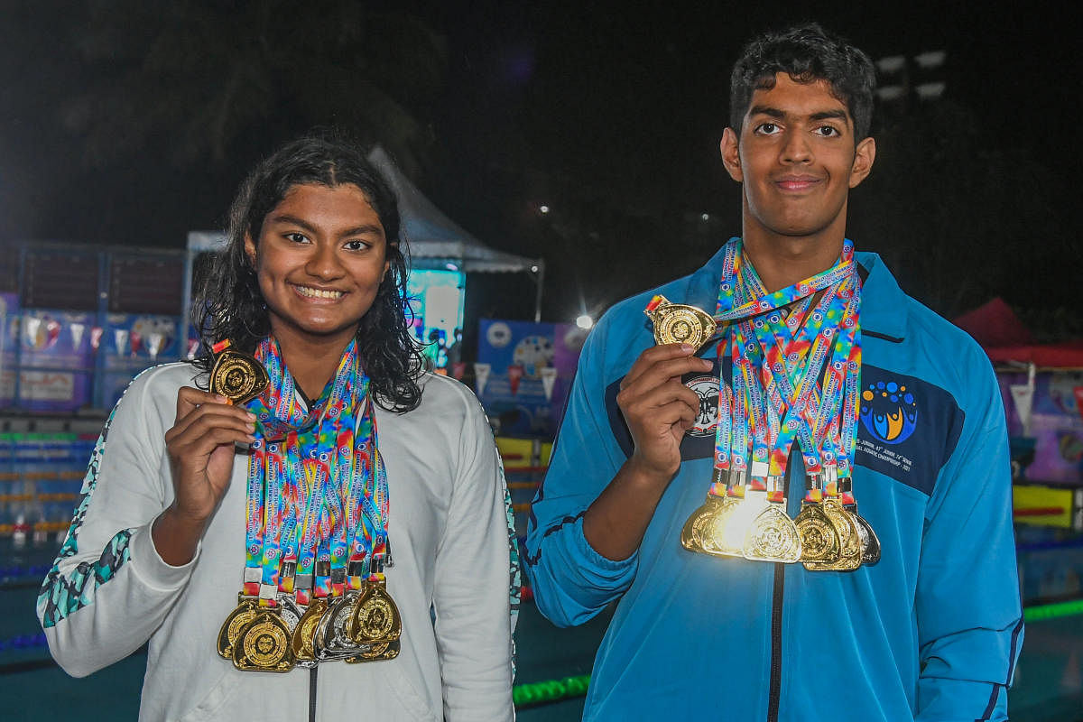 Apeksha Fernandes (left) of Maharashtra and Srihari Nataraj of Karnataka won the best women and men swimmer award. DH Photo