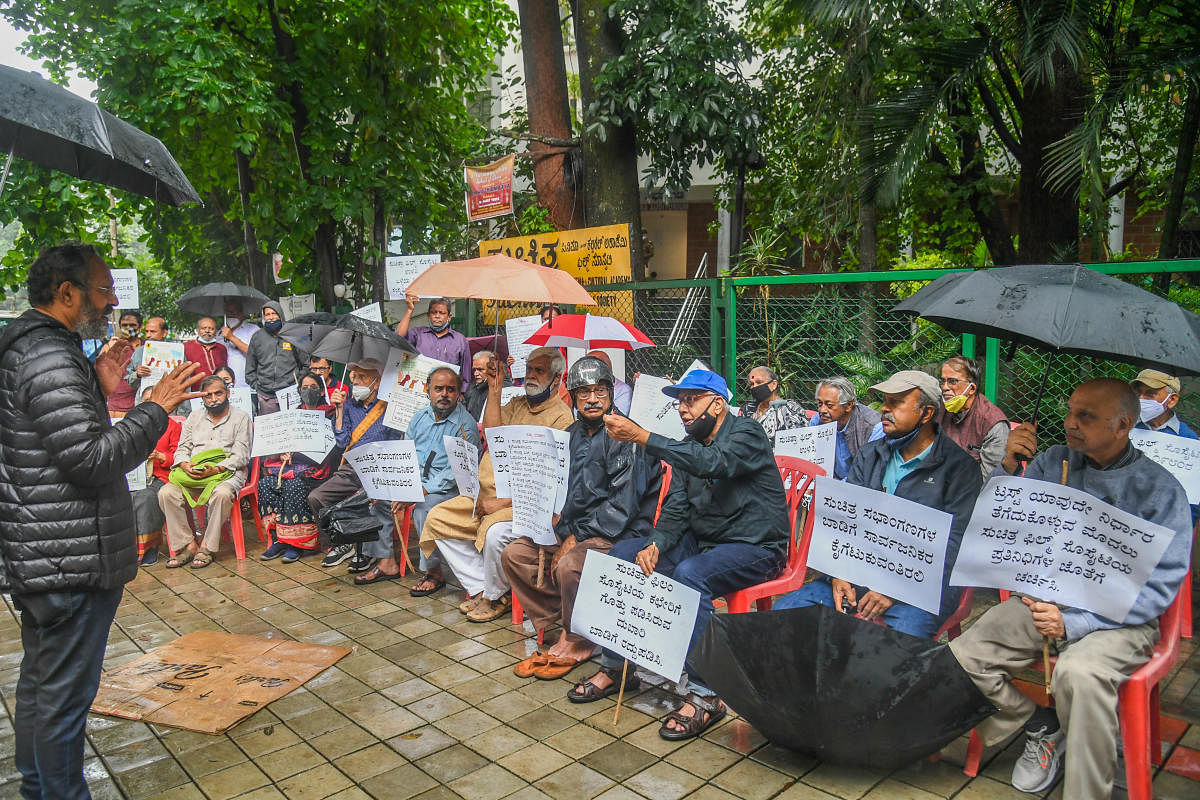 Prominent writers, artistes, filmmakers and musicians gathered staged a silent protest against the 'corporatisation of Suchitra Film Society' on Sunday. DH PHOTO BY SK DINESH