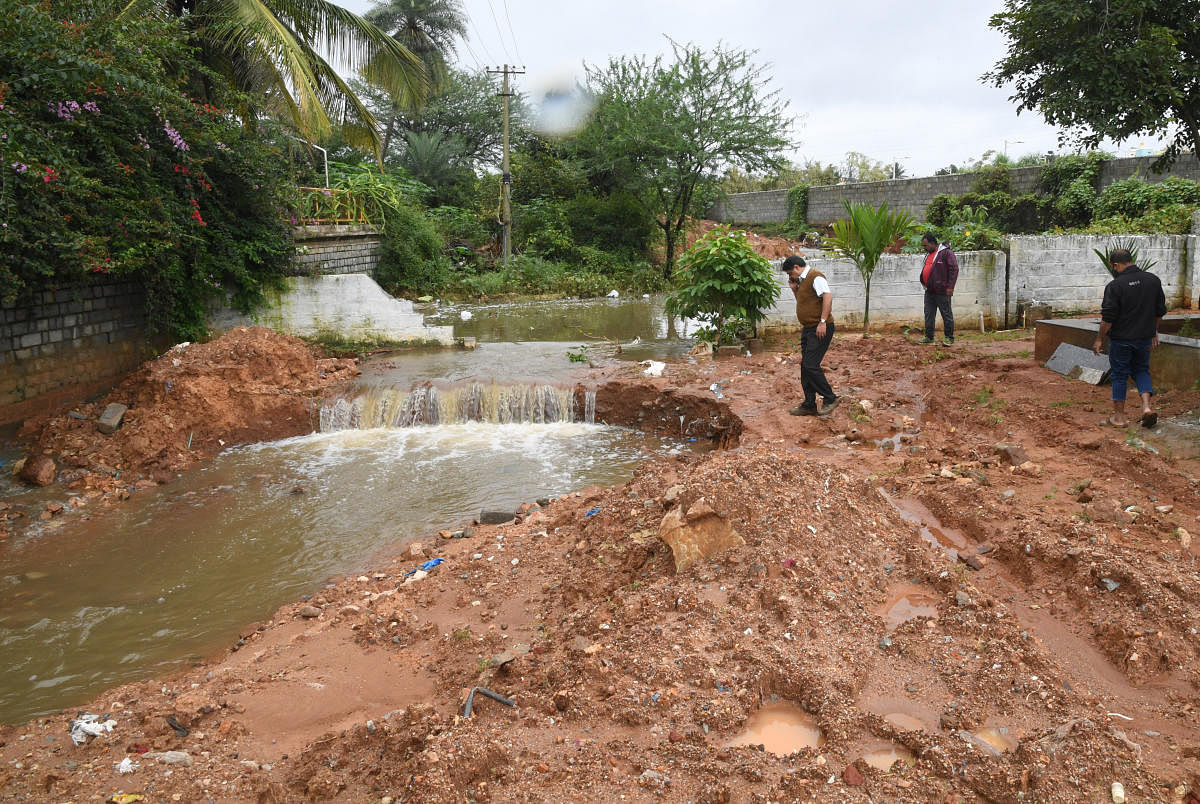 Shettihalli Lake near T Dasarahalli which breached on Friday. DH Photo/B H Shivakumar