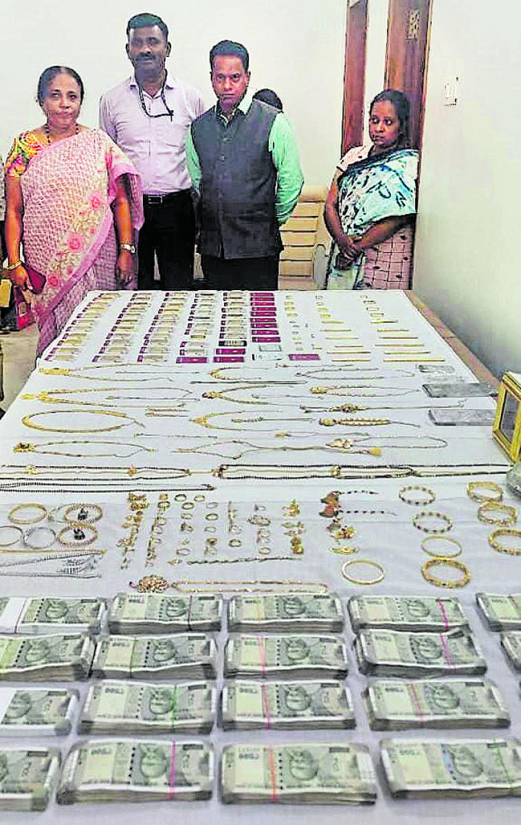 Cash and jewellery found during the ACB raid on the residence of joint director of Agriculture, Rudreshappa in Shivamogga. Credit: DH Photo