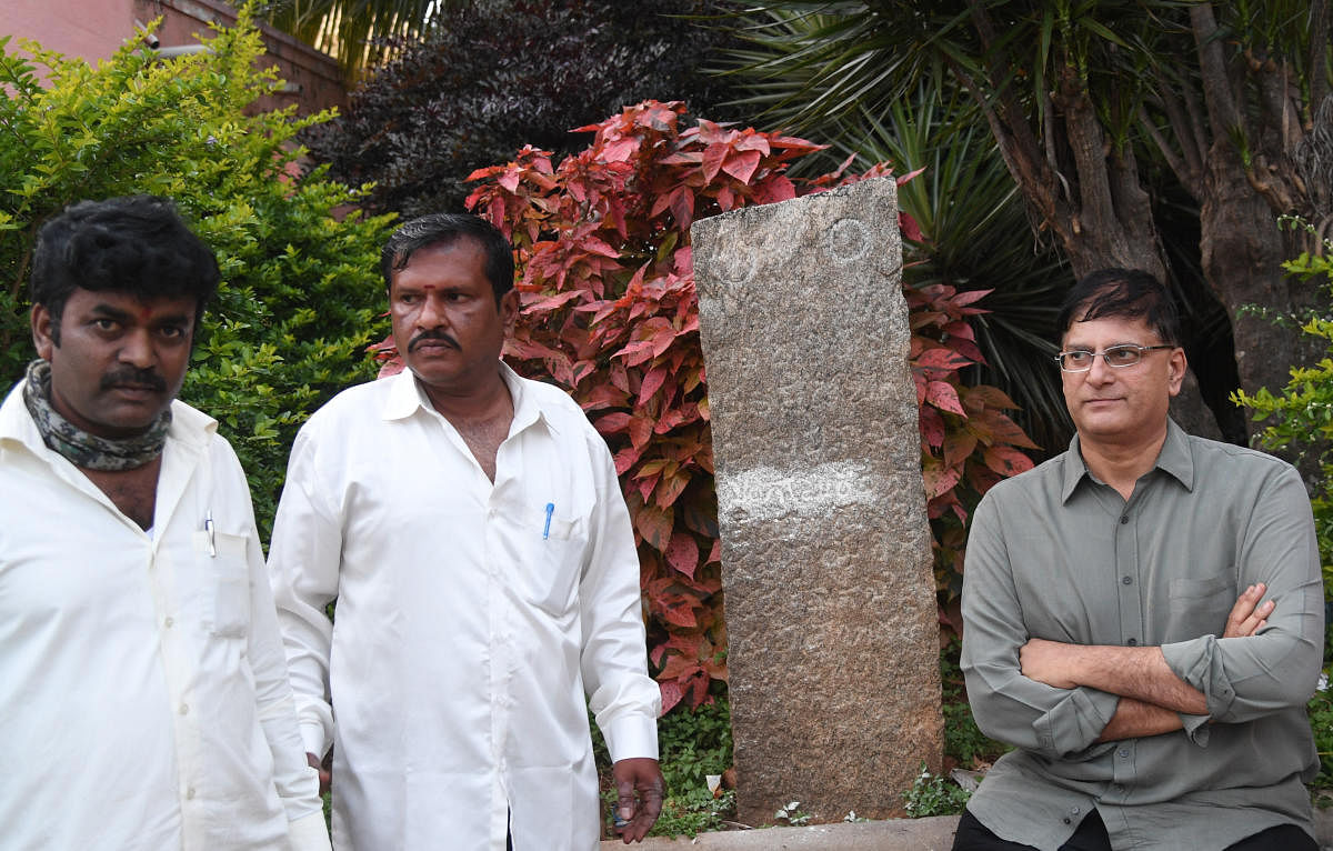 (From left) Srinivas and Mohan Kumar Naik with P L Udaya Kumar. DH Photo/ B H Shivakumar
