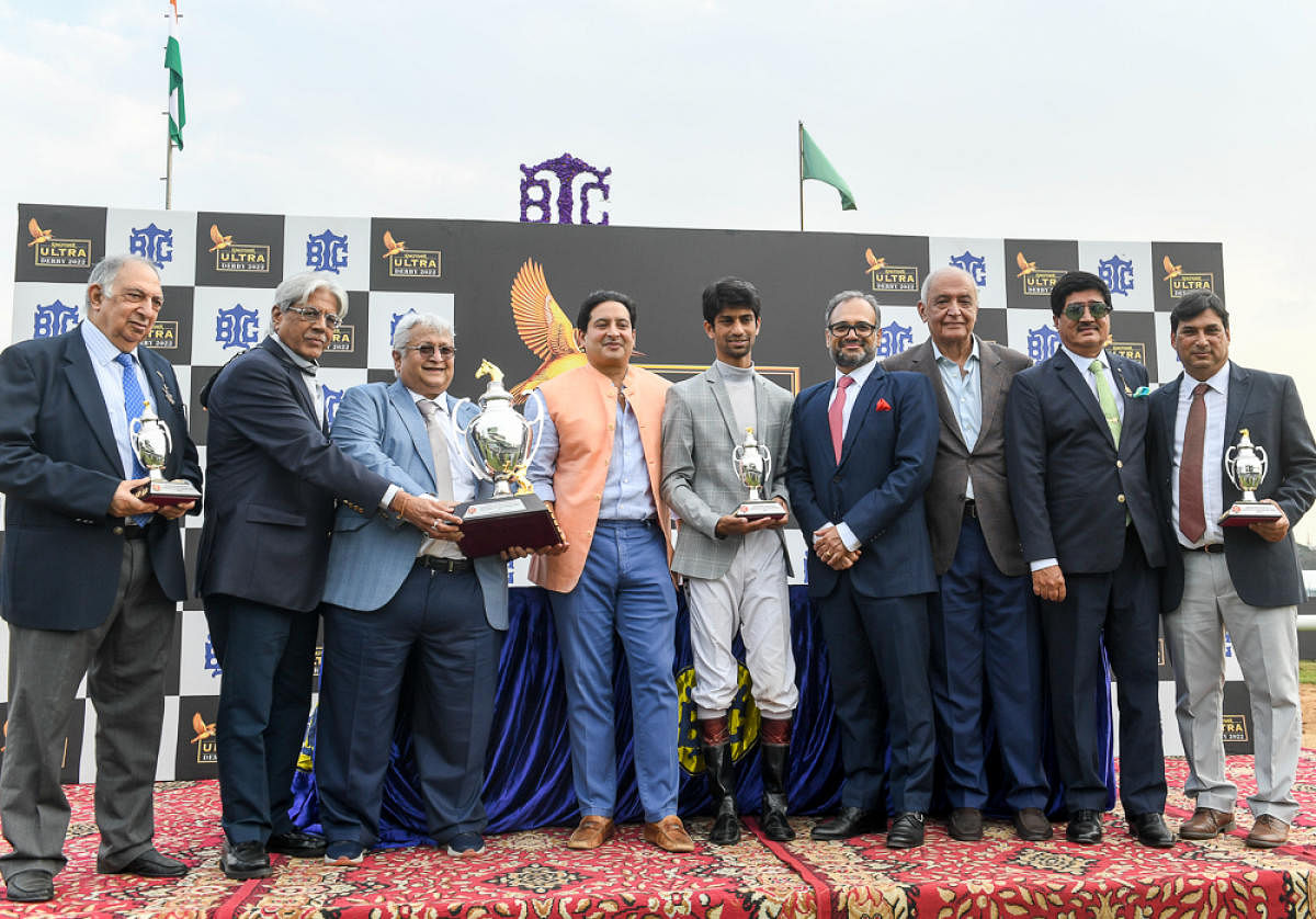 The owners, trainer, jockey and BTC officials pose after the the Kingfisher Ultra Derby Bangalore prize distribution ceremony at the BTC in Bengaluru on Tuesday. (FROM LEFT): Co owners of the winning horse Zuccarelli AS Narielwala, DR Thacker, Mukul A Son