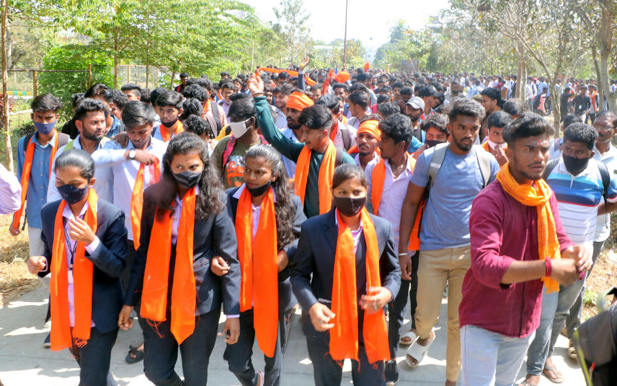 Students wearing saffron shawls enter Sahyadri college in Shivamogga on Monday. DH Photo 