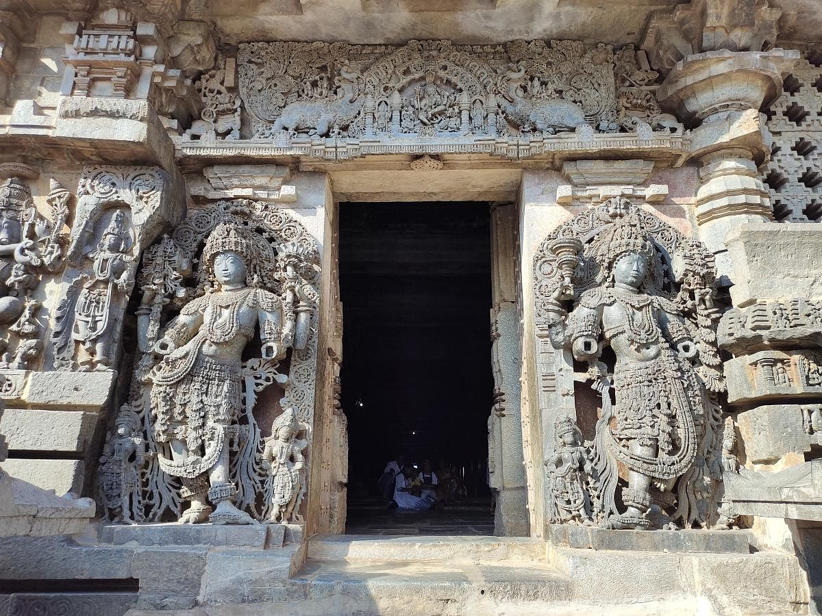 Part of the temple at Halebidu, showing basement friezes and wall sculptures. Photo by PeeVee and Maniyarasan.