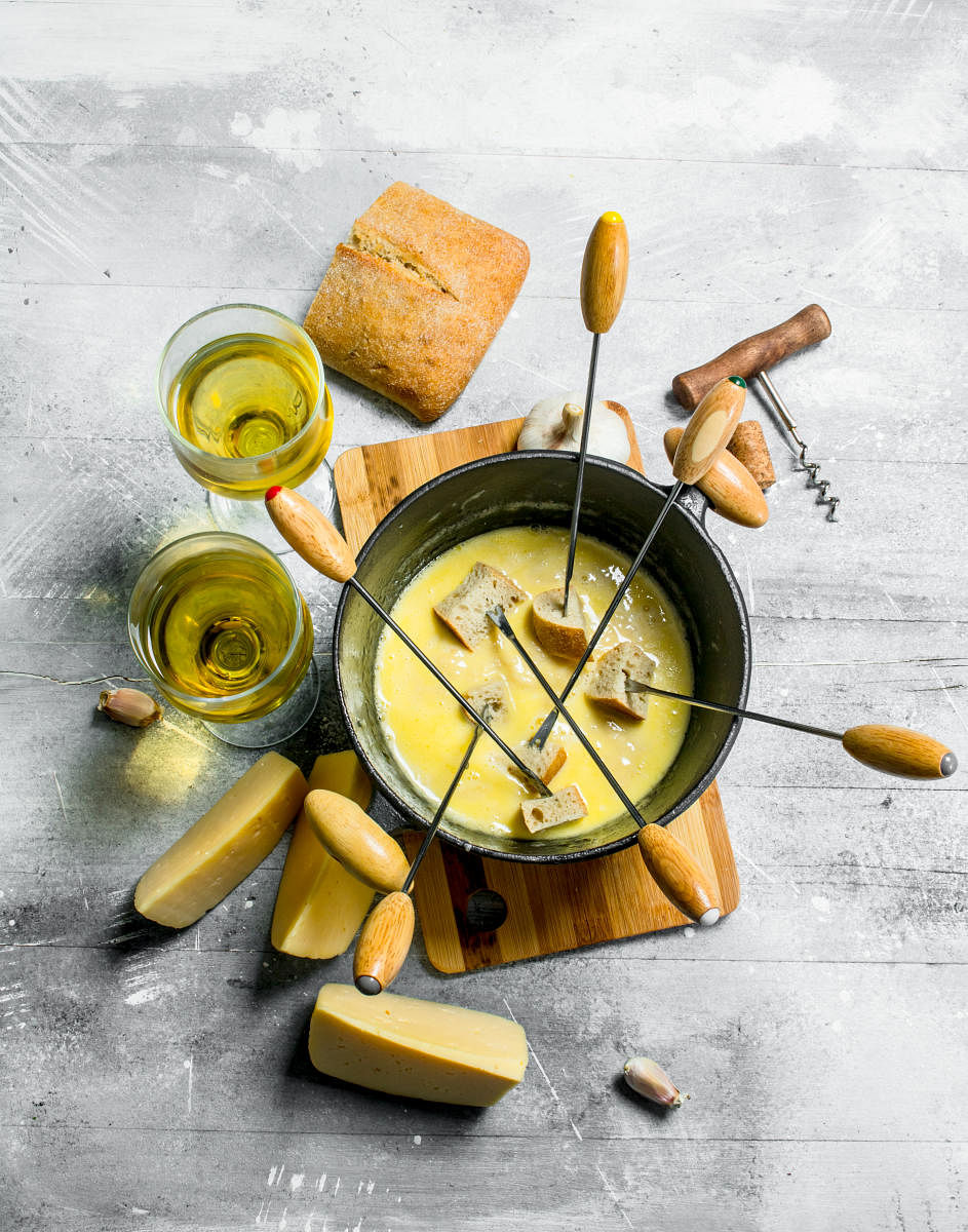Fondue cheese with bread and white wine