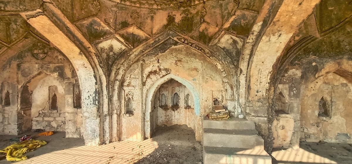 An abandoned mosque in the outskirts of Bijapur.