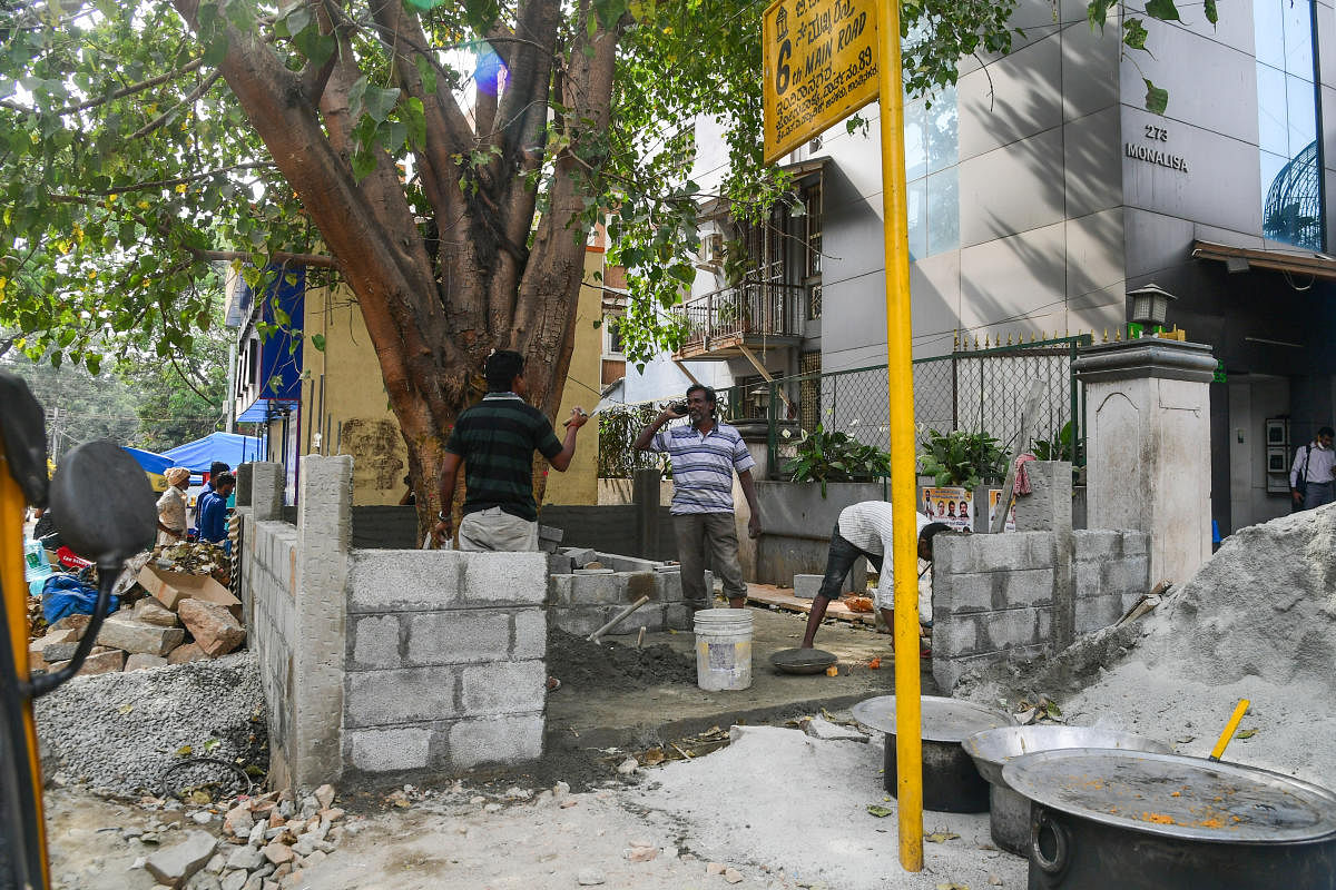 The construction of the ‘arali katte’ at Jogupalya ward No 89, Indiranagar. DH PHOTO/S K DINESH