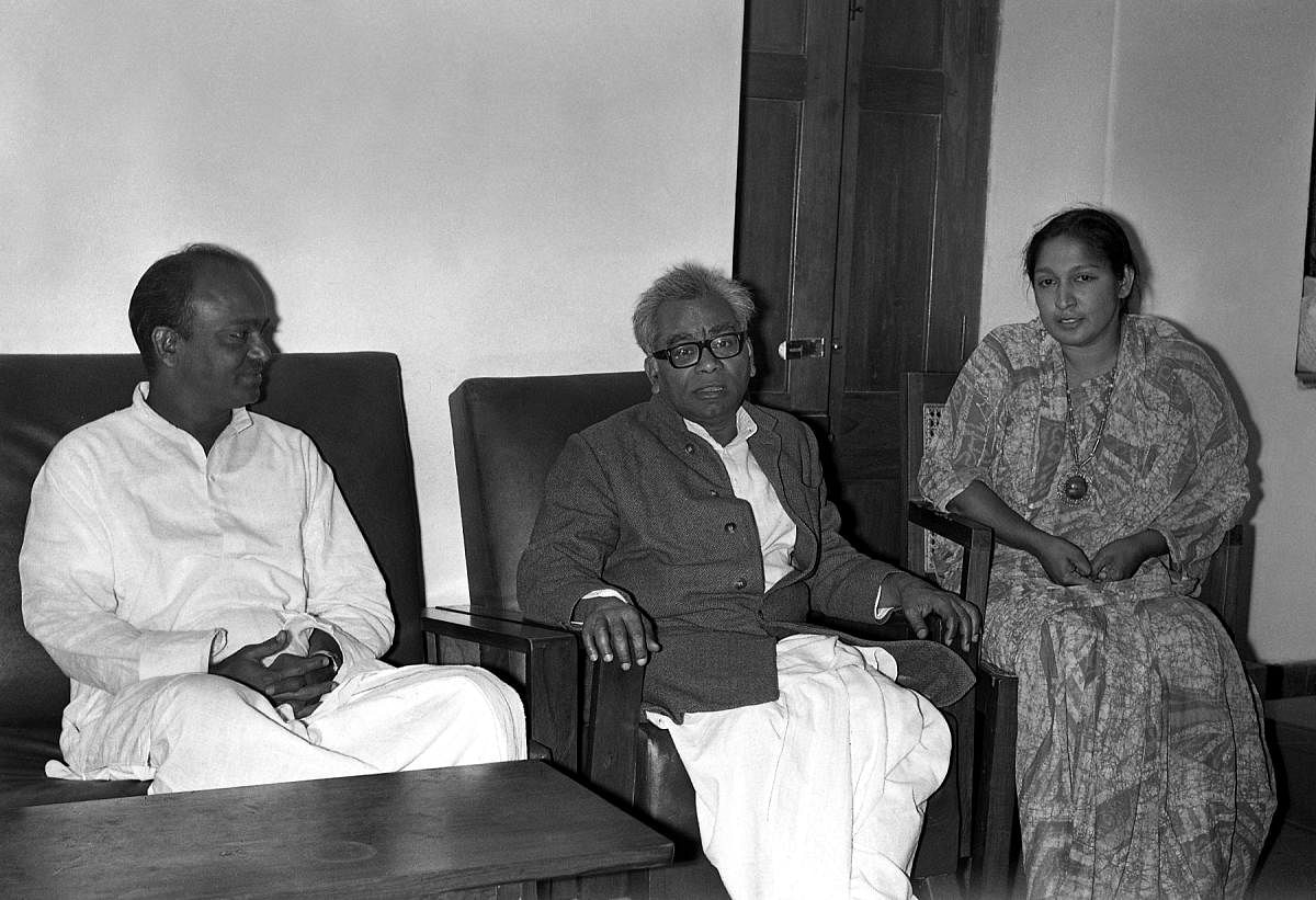 Ramamanohar Lohia interacts with S Gopala Gowda in Bangalore in 1963. DH File Photo 