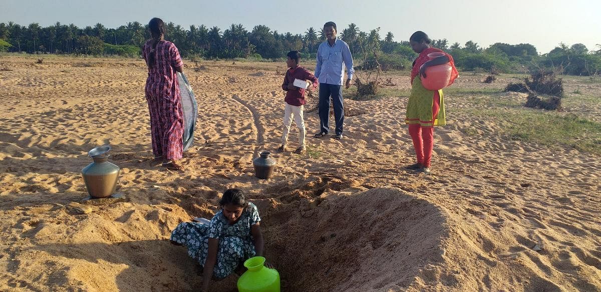 Even when there is no flow of water in the Jayamangali, people make do by digging a small spring in the river bed.