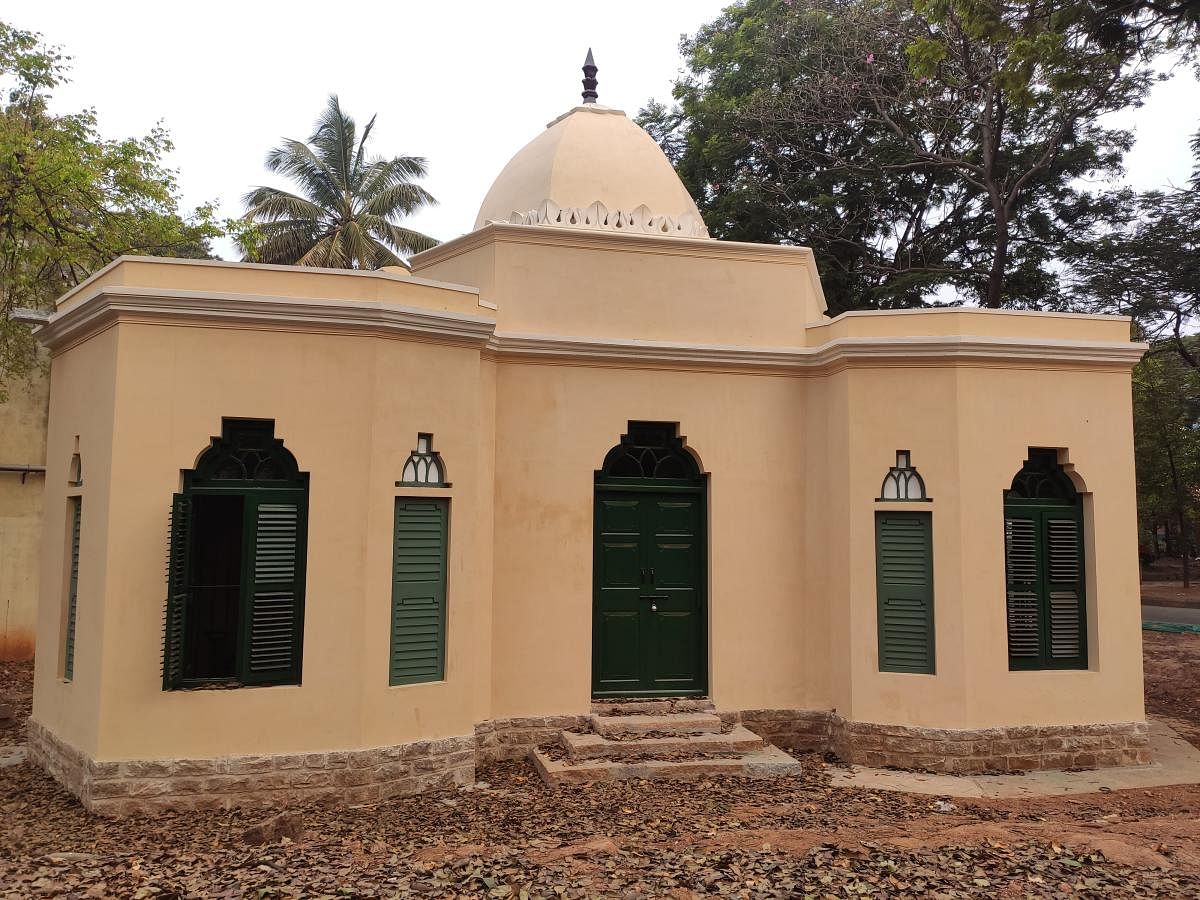 The Octroi post at Sirsi Circle and the Krishna Rao Pavilion both have uncommon, geometrical domes. Photos by Aravind C and Pankaj Modi