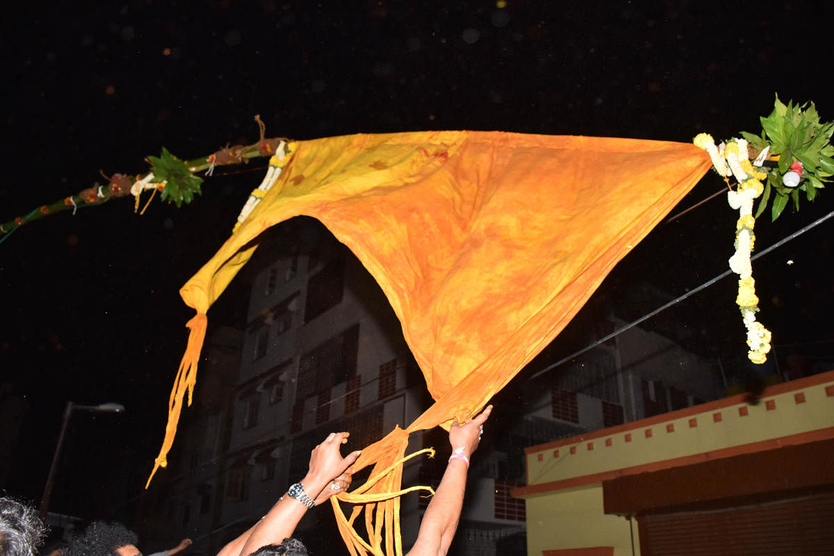 The Karaga flag is hoisted on a 50-55 feet tall bamboo stick, sourced particularly by the Thigalas who stay around the Sarakki Lake. It should have at least 64 internodes, some say.
