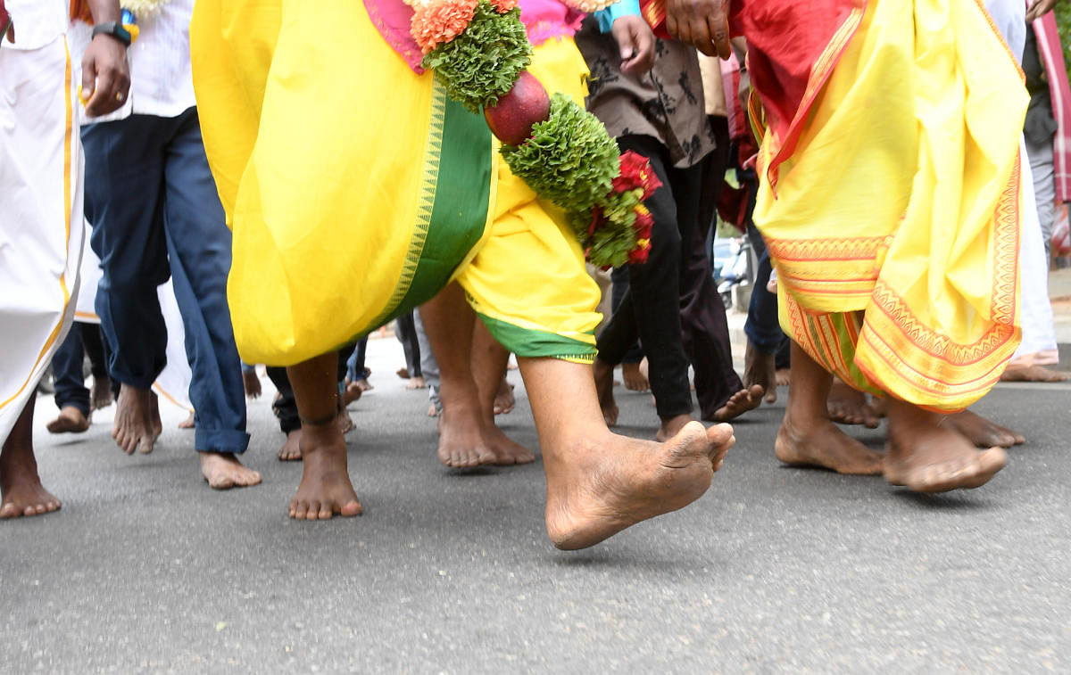 On all 11 days, the main priest and his entourage of Veerakumaras and devotees walk up and down the city to offer puja at several sites, barefeet at a brisk pace.