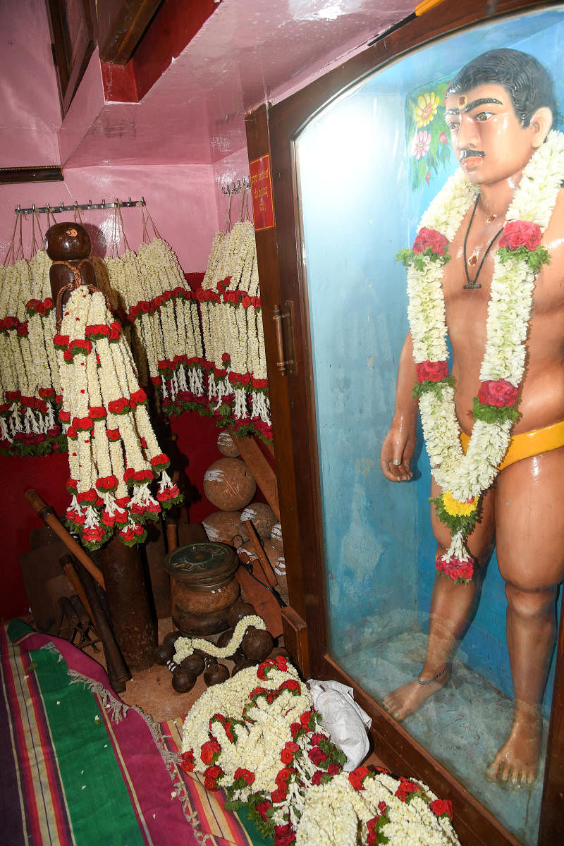 The statue of popular wrestler Muni Anjaneya at Kunjanna Garadi Mane (wrestling house) in Thigalarpet. Wrestling and strength-building are part of the Thigala culture.