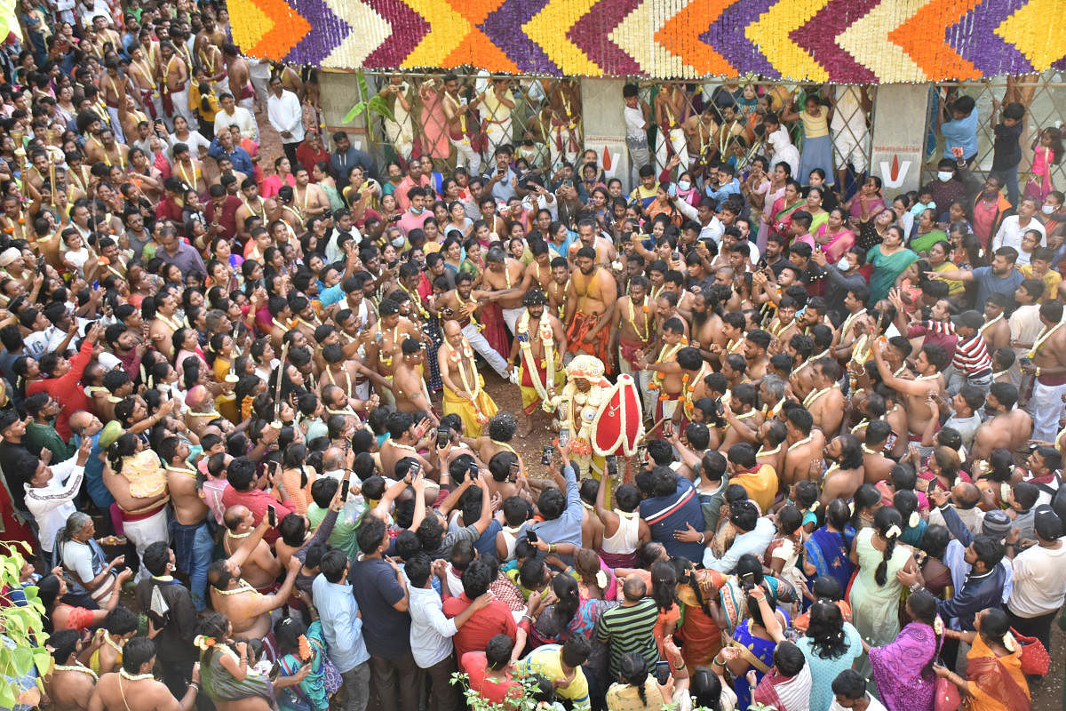 On the Hasi Karaga day, Draupadi is brought from the Sampangi tank bed to the Dharmaraya Swamy Temple. Many Thigalas take leave from work on such important days. Some families are tasked with specific rituals.