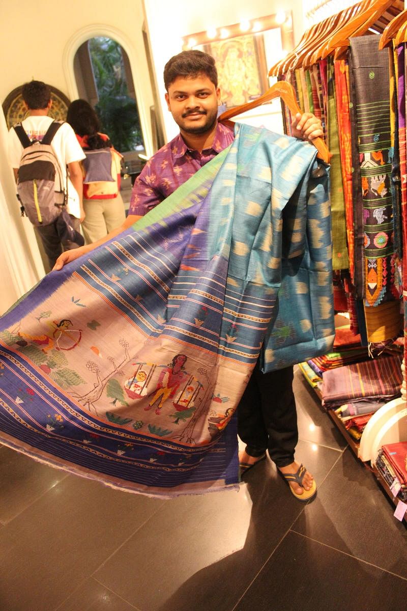 A silk sari by Rajesh Guin depicts Shravan Kumar, a character from the Ramayana.