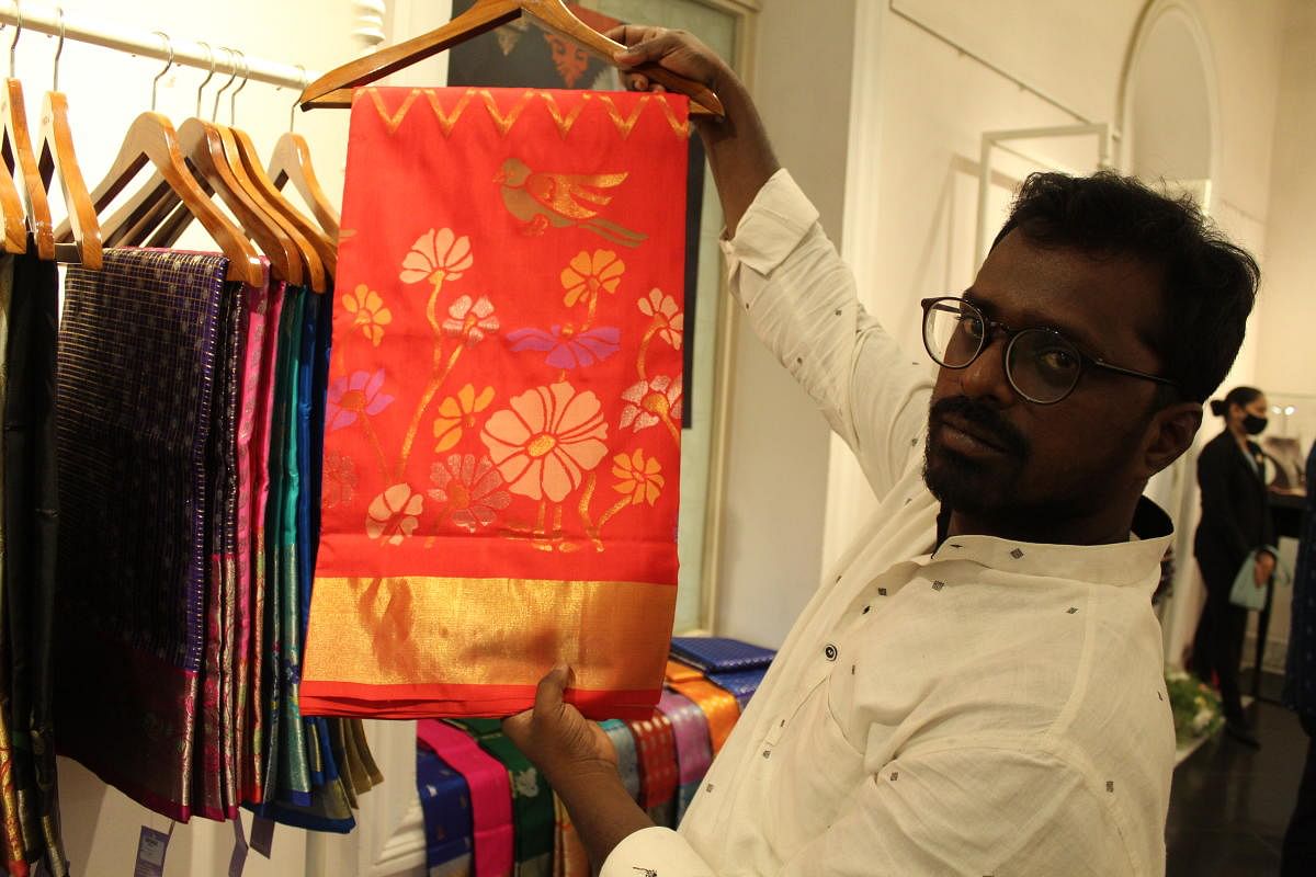 Patnamsubramanyam is a Venkatagiri weaver. Motifs like flowers, birds, peacocks, mangoes and leaves are common in his saris.