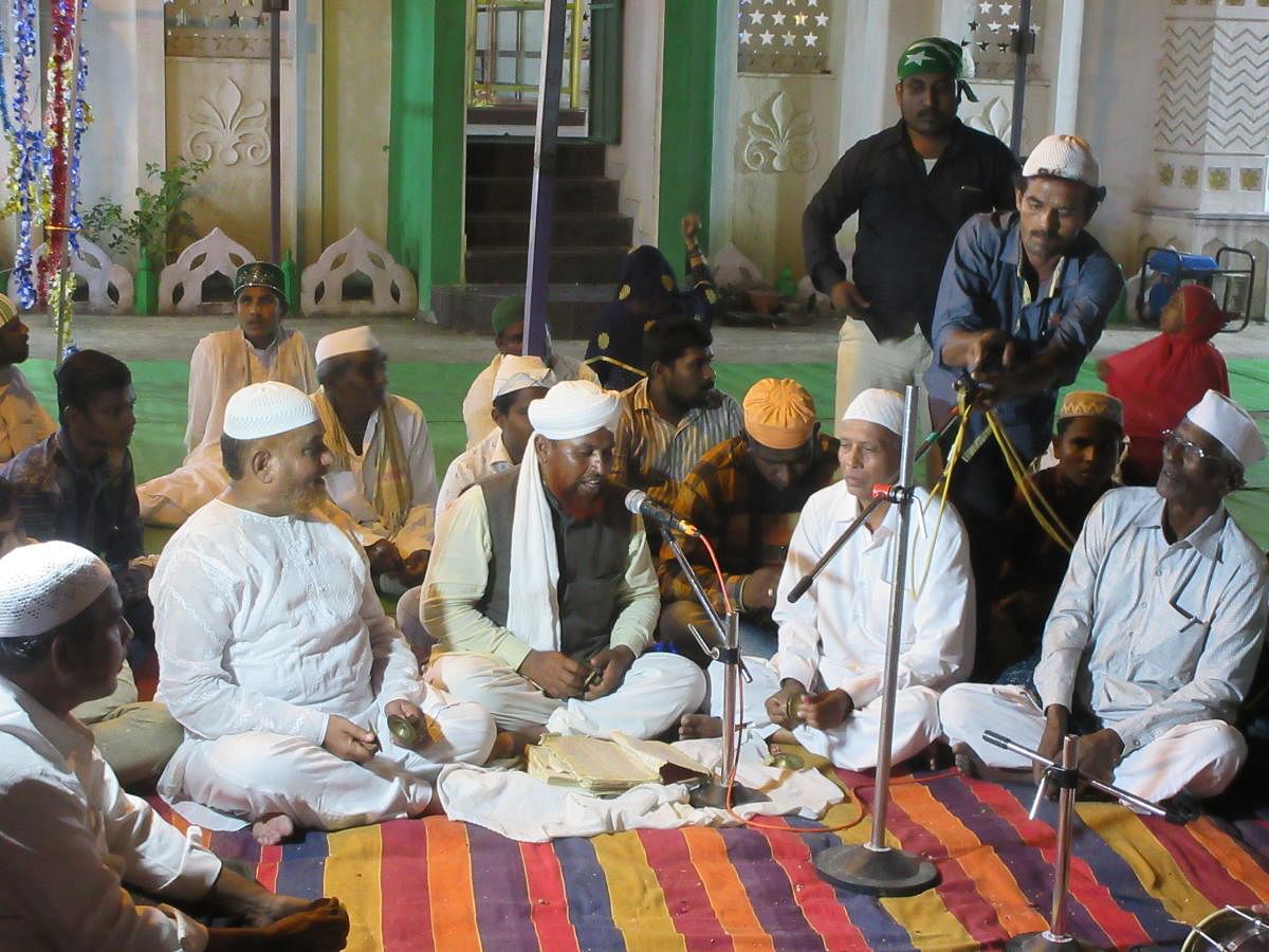 Sufi singers render the compositions of Meer Alam at Arakkalkot in Maharashtra. Credit: Rahamath Tarikere