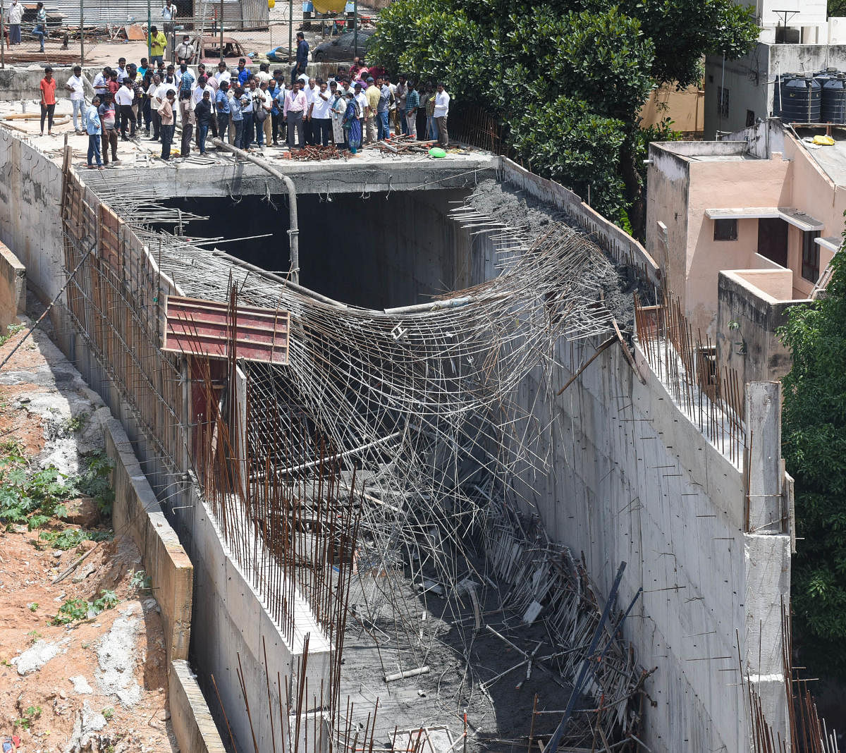 The upper slab of a retaining wall being constructed on a stormwater drain in Kalidasa Layout, Srinagar, crashed on Tuesday morning. DH PHOTO/Pushkar V 