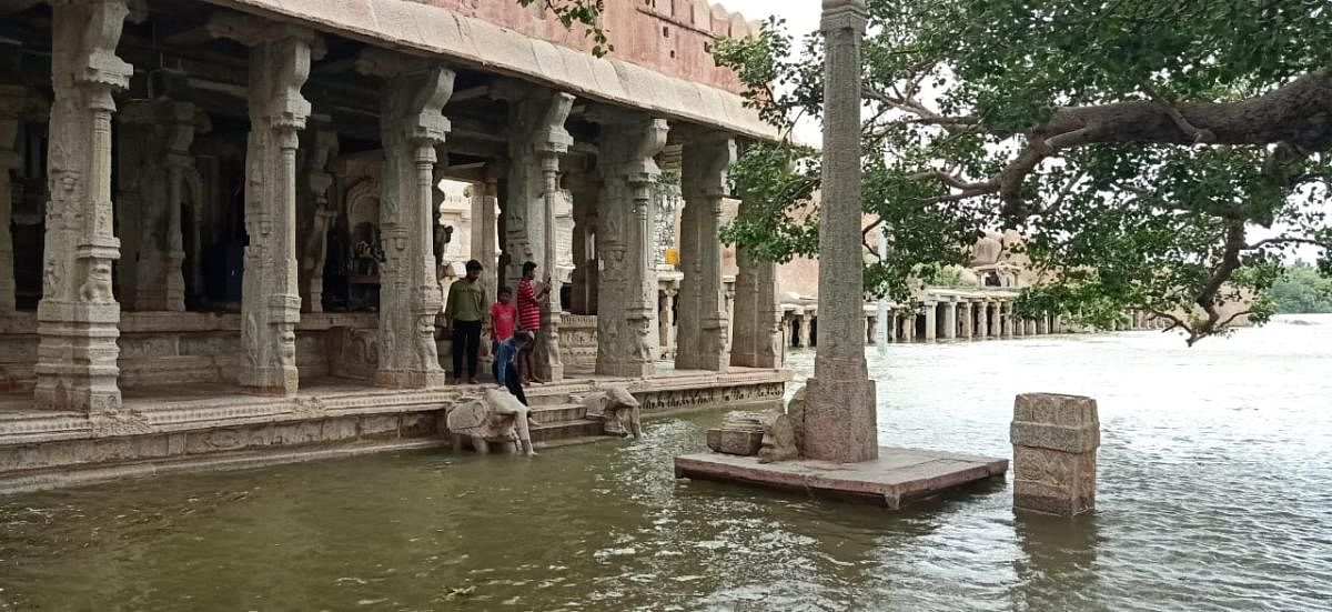 Rama-Lakshmana temple in Hampi is flooded following release of water from the Tungabhadra dam. DH Photo/Rachaiah S Sthavarimutt