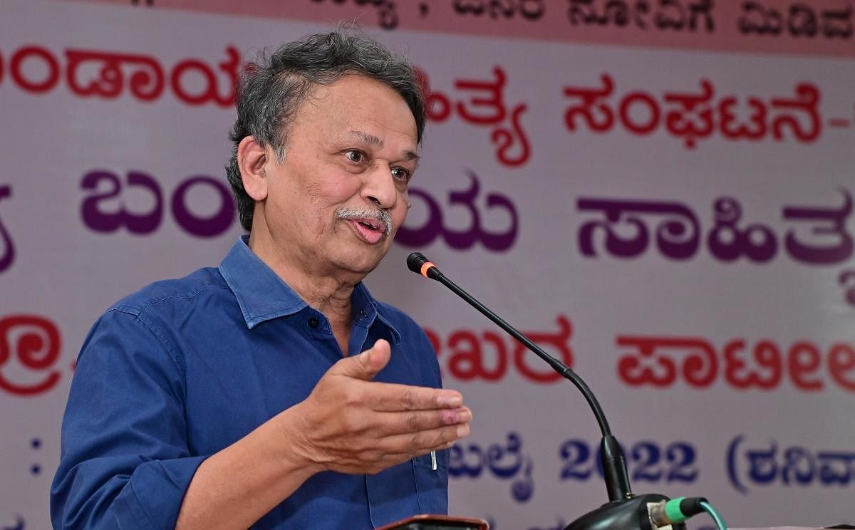 Sahiti Baraguru Ramachandrappa addressed the State Bandaya Sahitya Sammelan organized by Bandaya Sahitya Sangathan-Karnataka at Kuvempu Kannada Bhavan in Davangere on Saturday. Sahiti G Ramakrishna, AB Ramachandrappa, Journalist BM Hanif, Sukanya Maruthi,