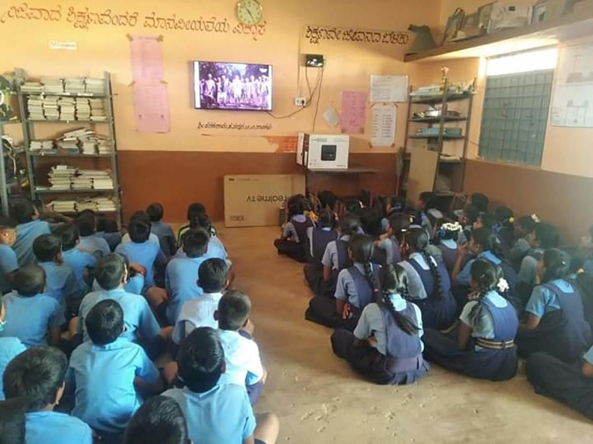 A documentary on freedom fighters by Goolappa Aralikatti being screened at a school in Haveri district. 