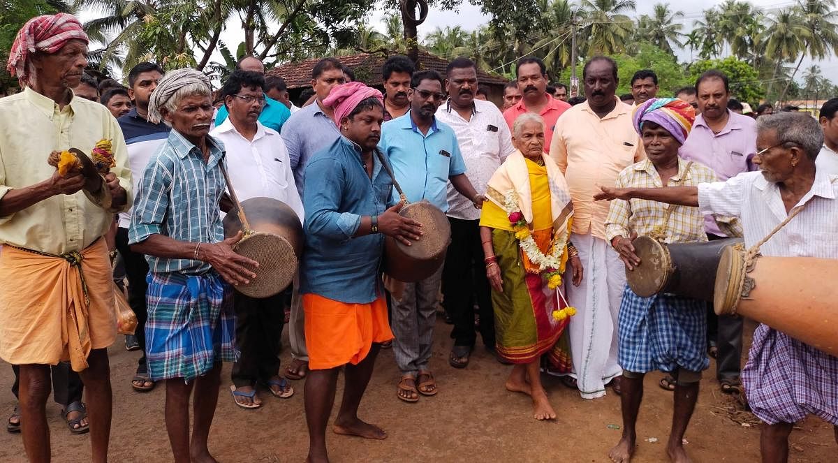 Villagers in Uttara Kannada play gumates.