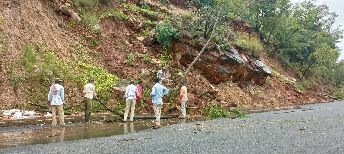 Rubbles of boulders and traffic have fallen on Gokal Falls Road in Belagavi district affecting vehicular movement following heavy rain. 