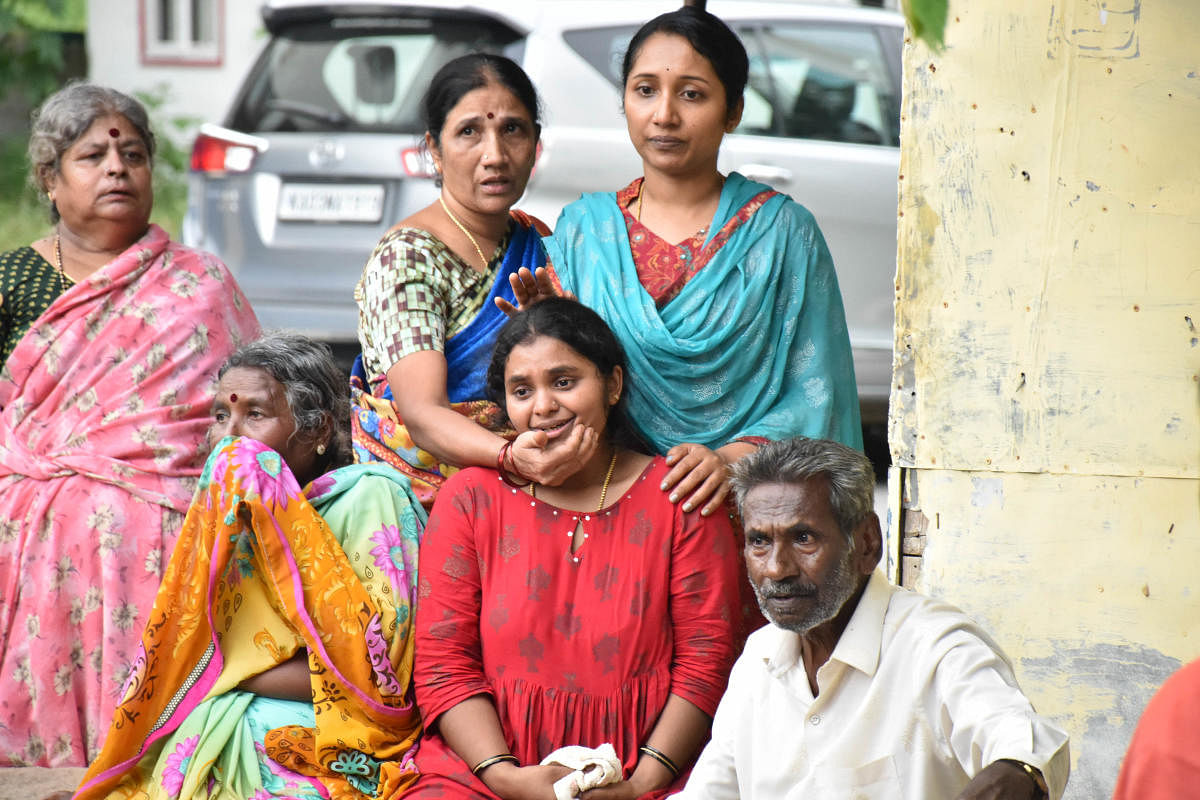 Akhila's family members grieve her death. Credit: DH Photo/B K Janardhan