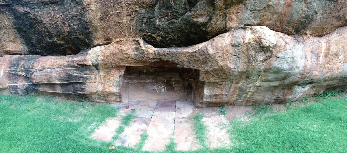 A closer view of the cave at the base of Panchalinganaphadi