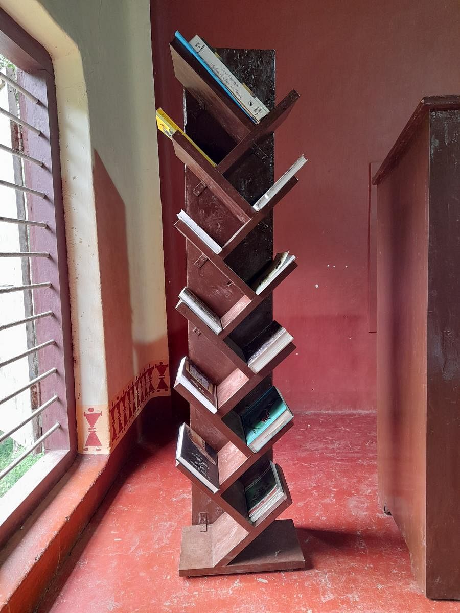 The book shelf made out of old, discarded furniture in Dakshina Kannada Zilla Panchayat Model Higher Primary School at Moodambailu. Credit: DH Photo