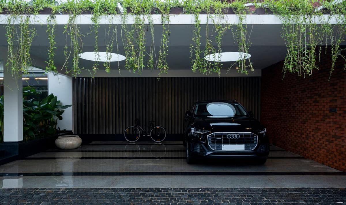 A space for partyingand parking at a homein Kerala, designedby Silpi Architects, Kochi.