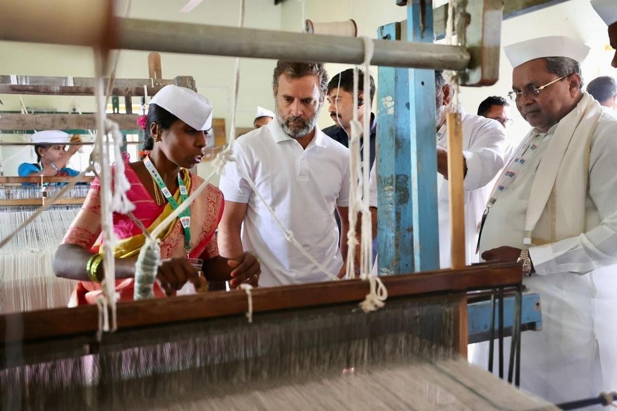 Rahul and leader of the Opposition Siddaramaiah at the Khadi Gramodyoa Kendra at Badanavalu village of Nanjangud taluk. DH Photo