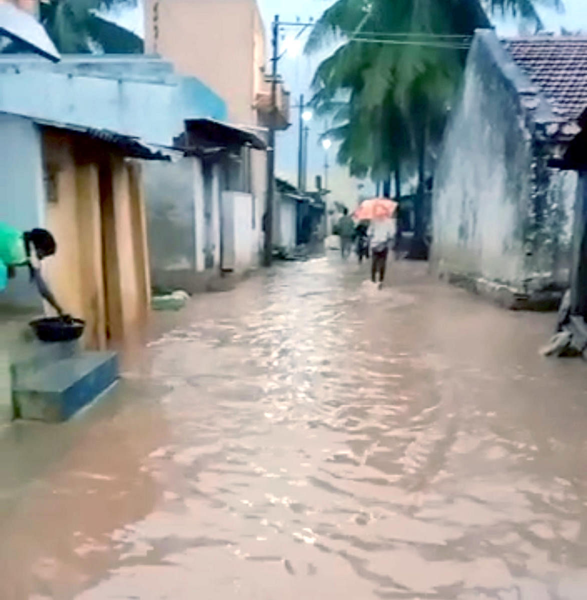 Rain water entered into Taluvagalu village of Harapanahalli taluk. Credit: DH Photo