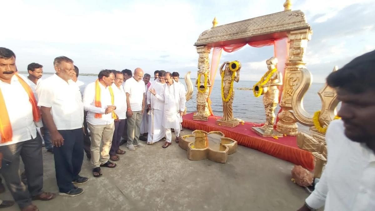 Ministers K C Narayana Gowda and K Gopalaiah inspect the arrangements on Wednesday. DH Photo