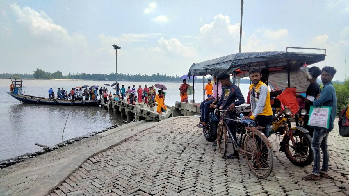A ferry is the only mode of commute from Chhoto Mollakhali to Kumirmari. Credit: DH Photo