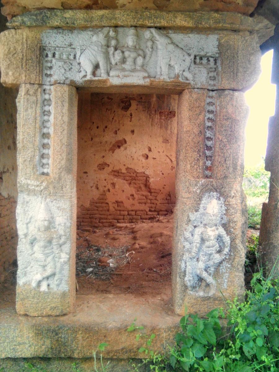 Monuments along the trek towards the Gangadhareshwara temple.