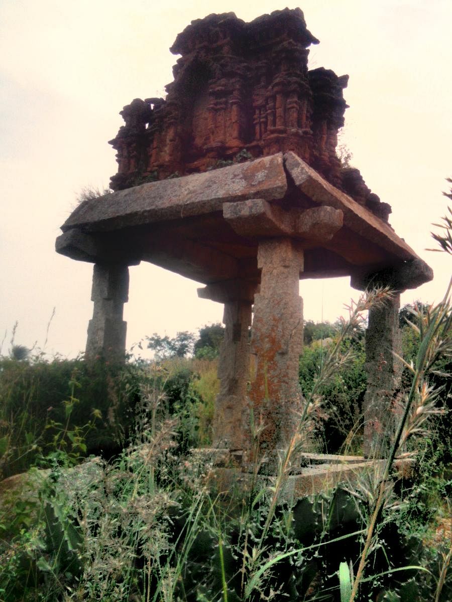 Monuments found on the old trekking path, en route Therahalli.
