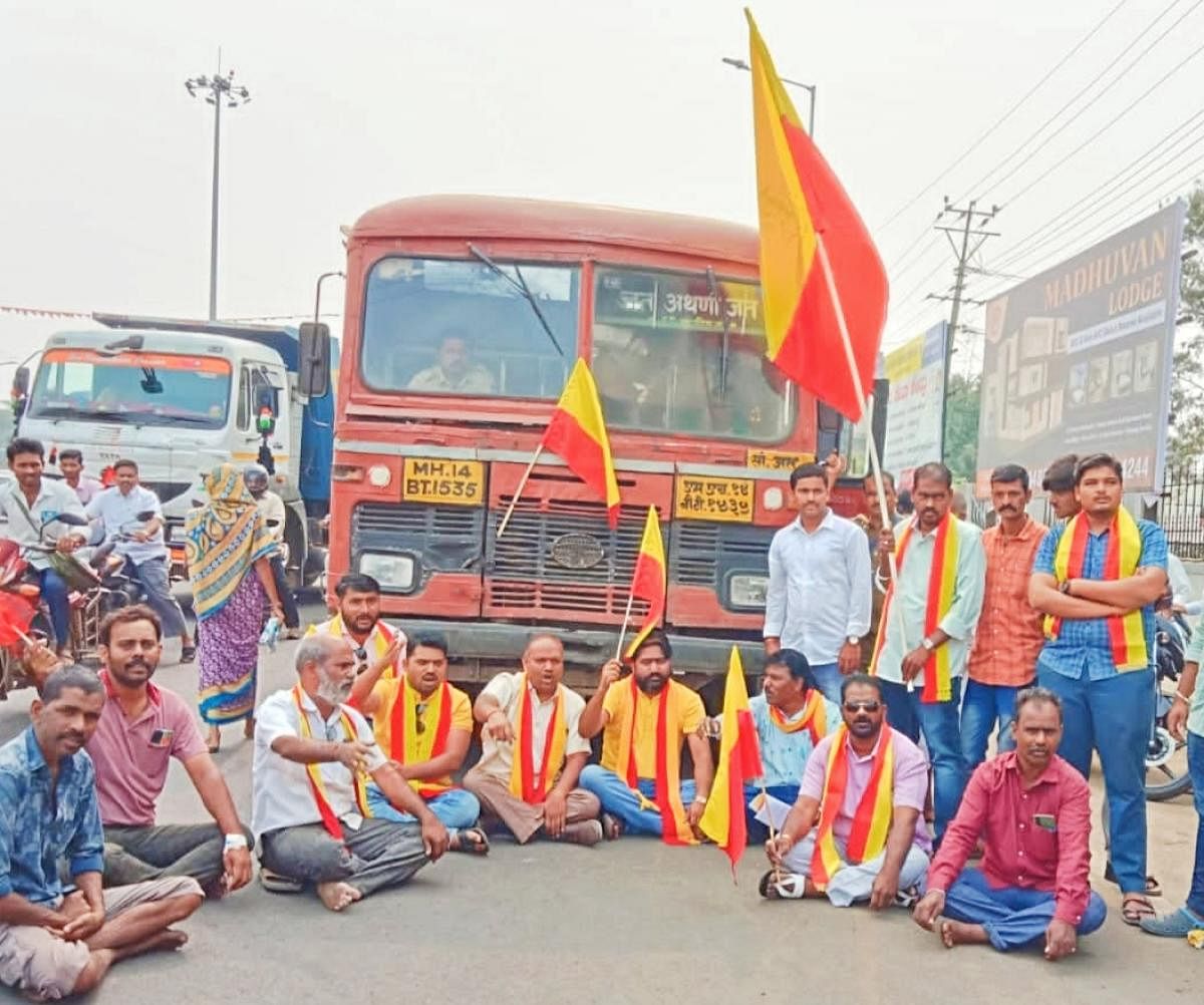 Karnataka Rakshana Vedike members block movement of Maharashtra bus at Ambedkar circle in Athani in Belagavi district on Monday. Credit: DH Photo