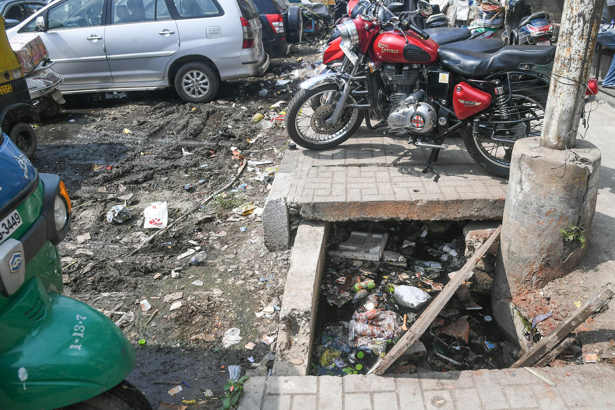 A clogged drainage network resulting in overflowing sewage has left traders at SJP Road in a fix. Credit: DH Photo