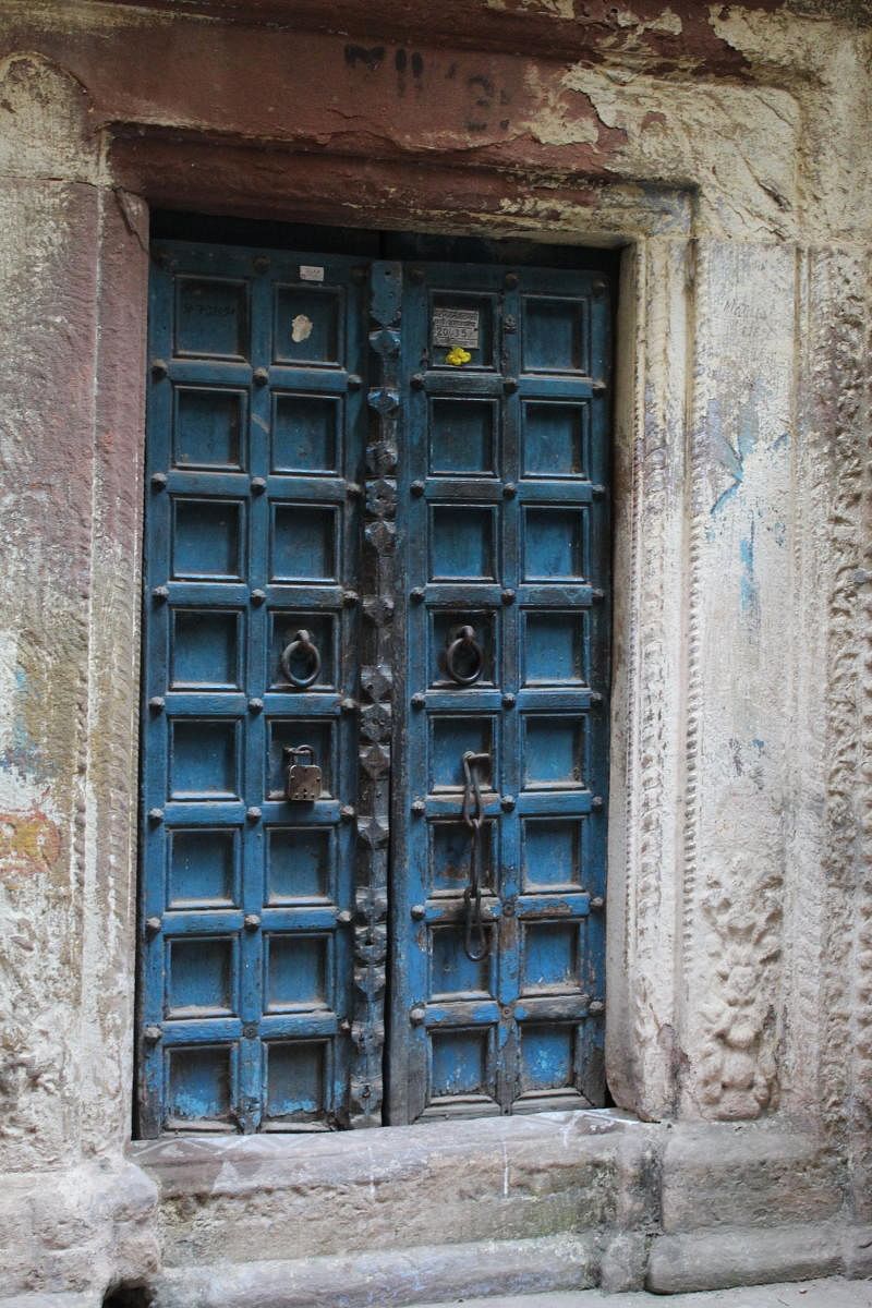 A kothi with a traditional door frame that is peculiar to Benaras. While many Dom families have migrated to modern houses, a few families still live in the old dwellings at Manikarnika ghat. Credit: Special arrangement