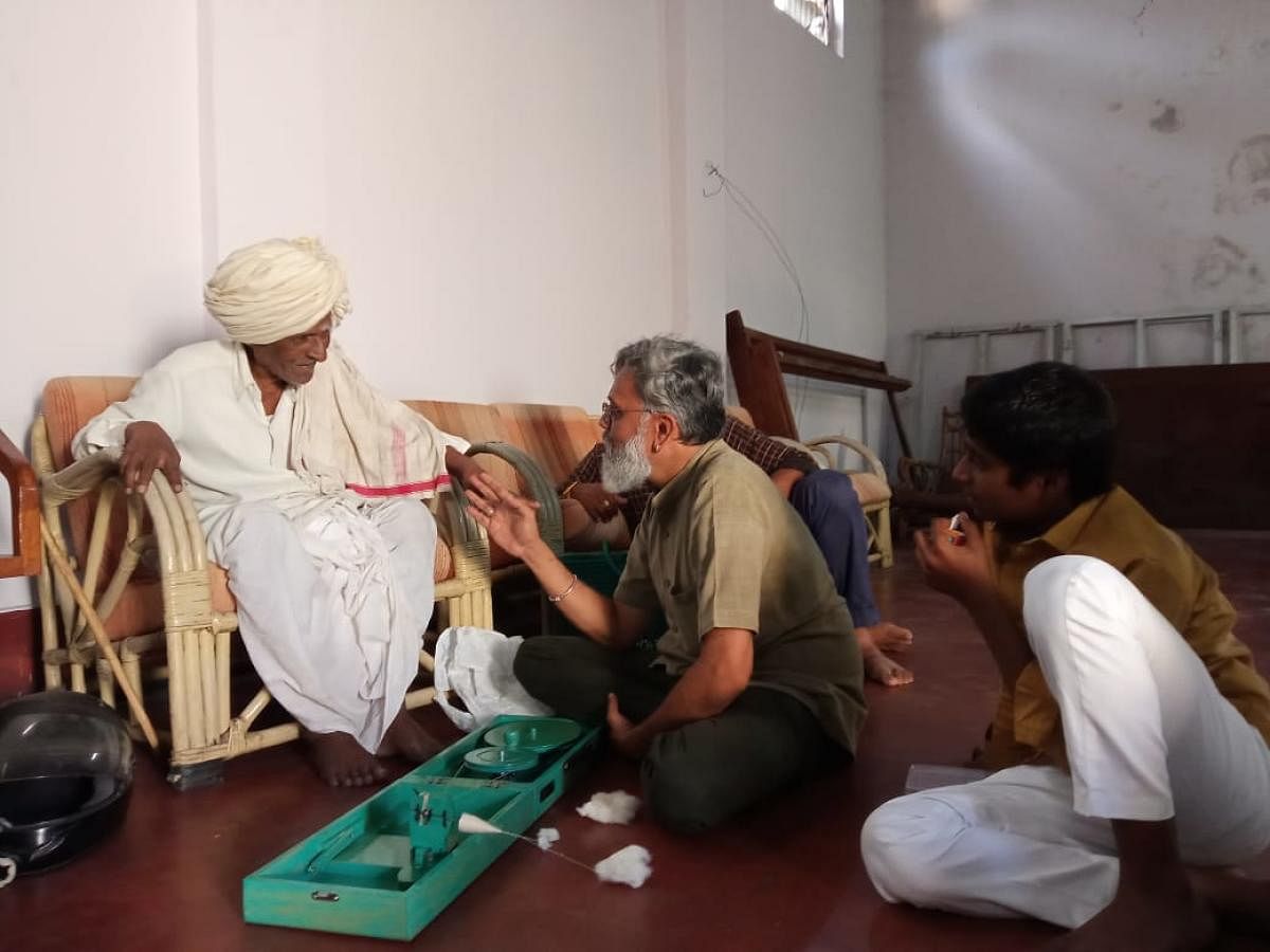 A weaver and freedom fighter visits the spinning workshop in Mysuru.