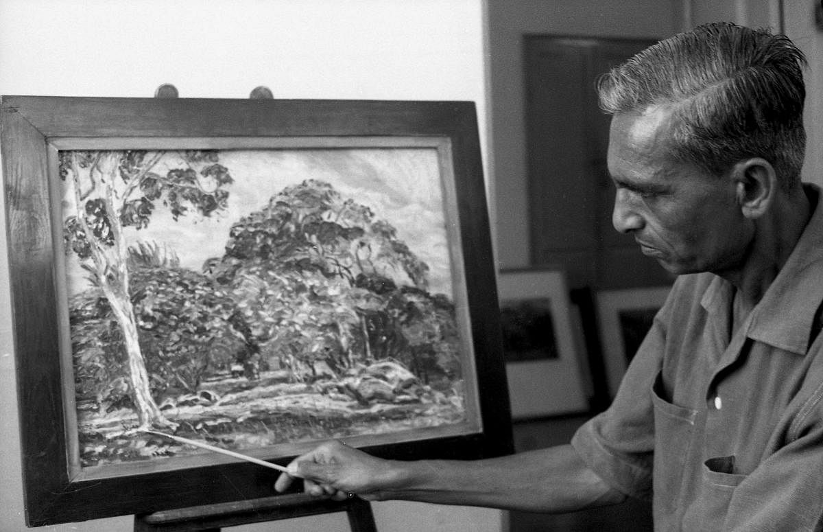 Noted artist Rumale Chennabasavaiah with his painting. DH photo