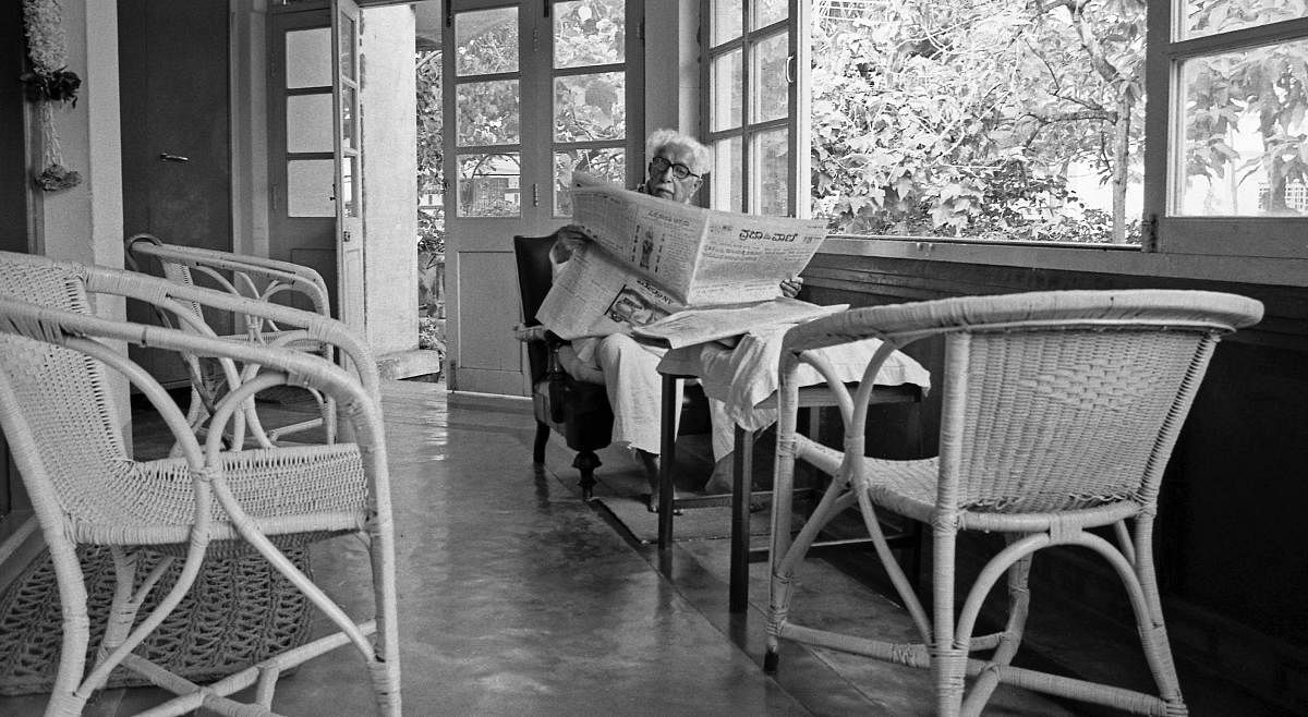The poet reads a copy of Prajavani at his house ‘Udayaravi’ in Mysore.   